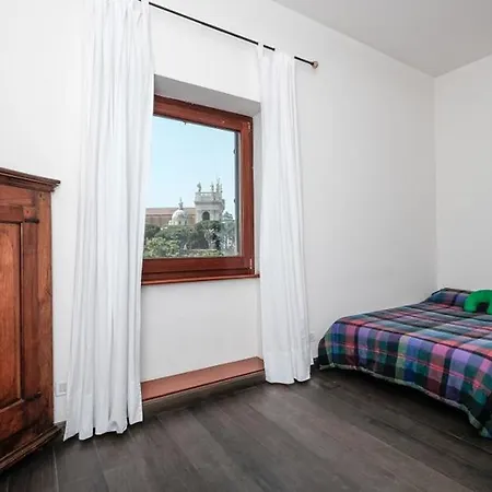 San Giovanni Flair 3 Bedroom Apt. Roma